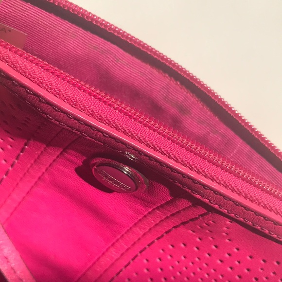 ! SOLD! COACH FUSCHIA LEATHER WRISTLET W/Dust bag - Picture 5 of 7